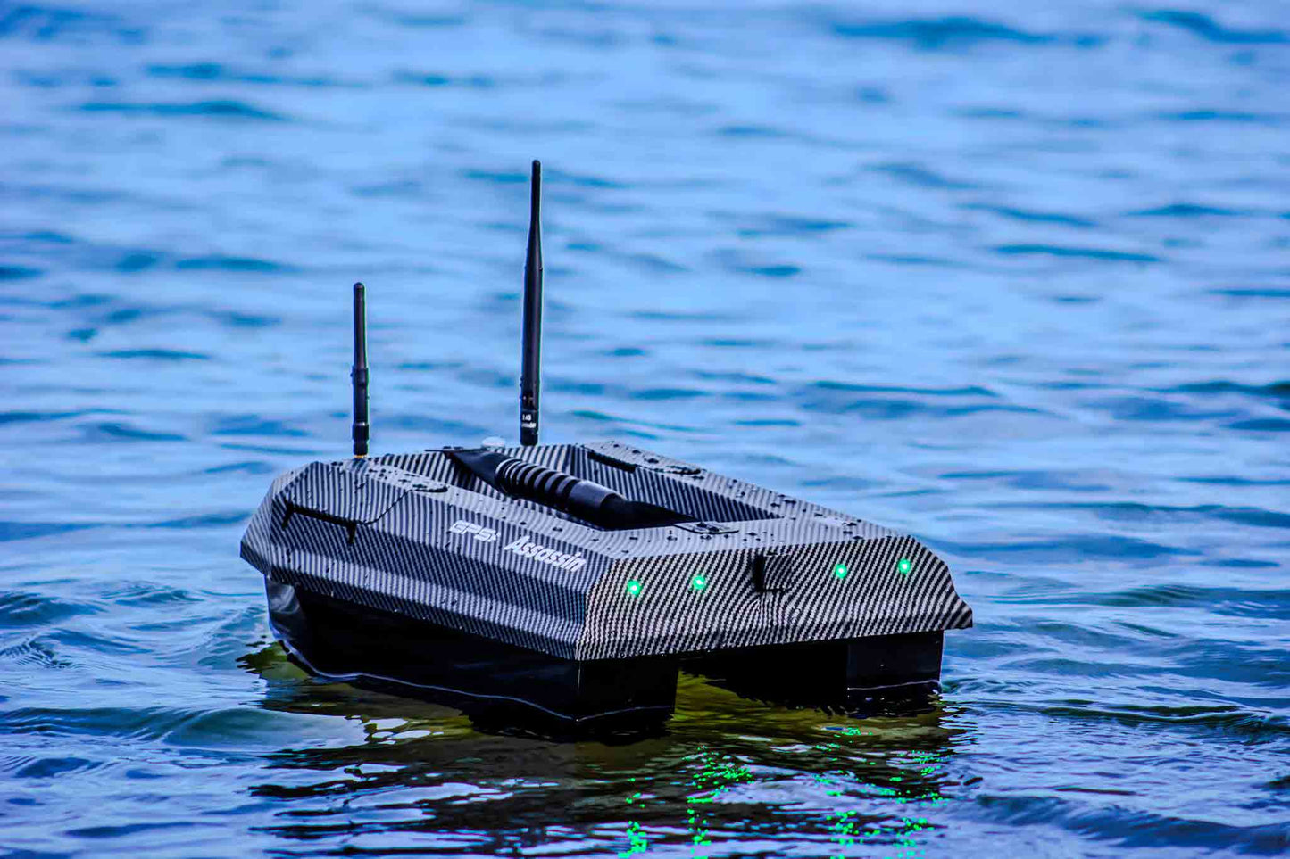 Manuowell Assassin Futterboot mit GPS Autopilot und Echolot hinten.