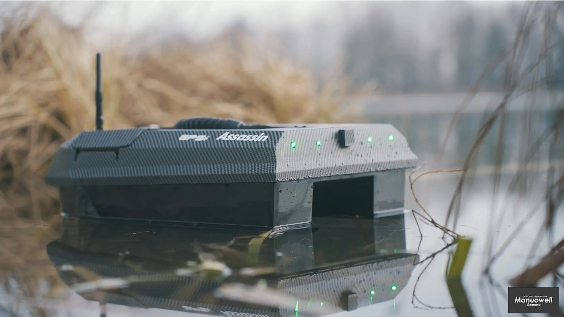 Manuowell Assassin Futterboot von hinten